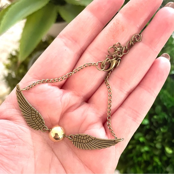 Harry Potter Golden Snitch Bracelet - Picture 4 of 4